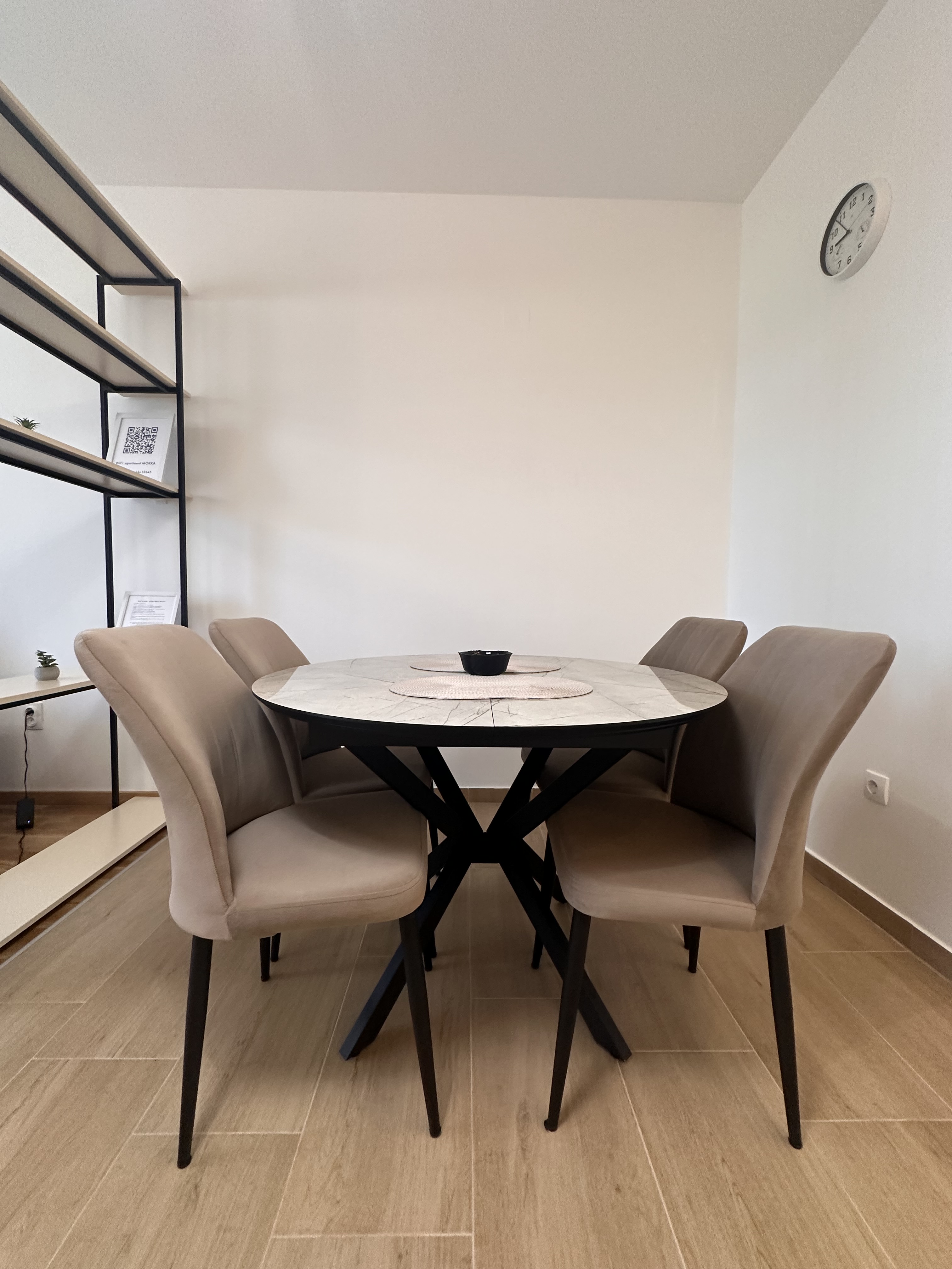 Okrugli trpezarijski sto u apartmanu MOKKA