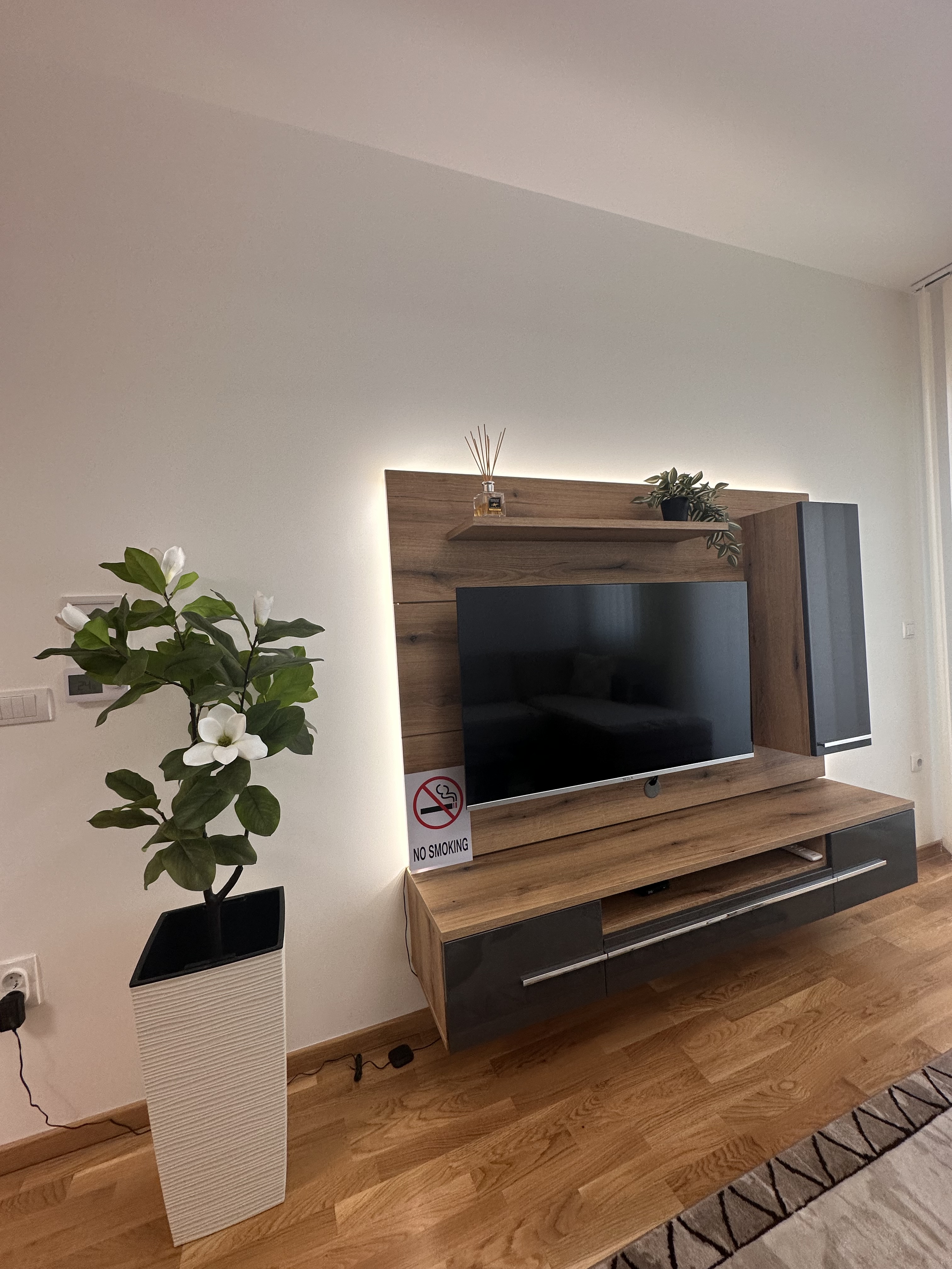 Osvetljeni TV zid i detalji dnevnog boravka MOKKA