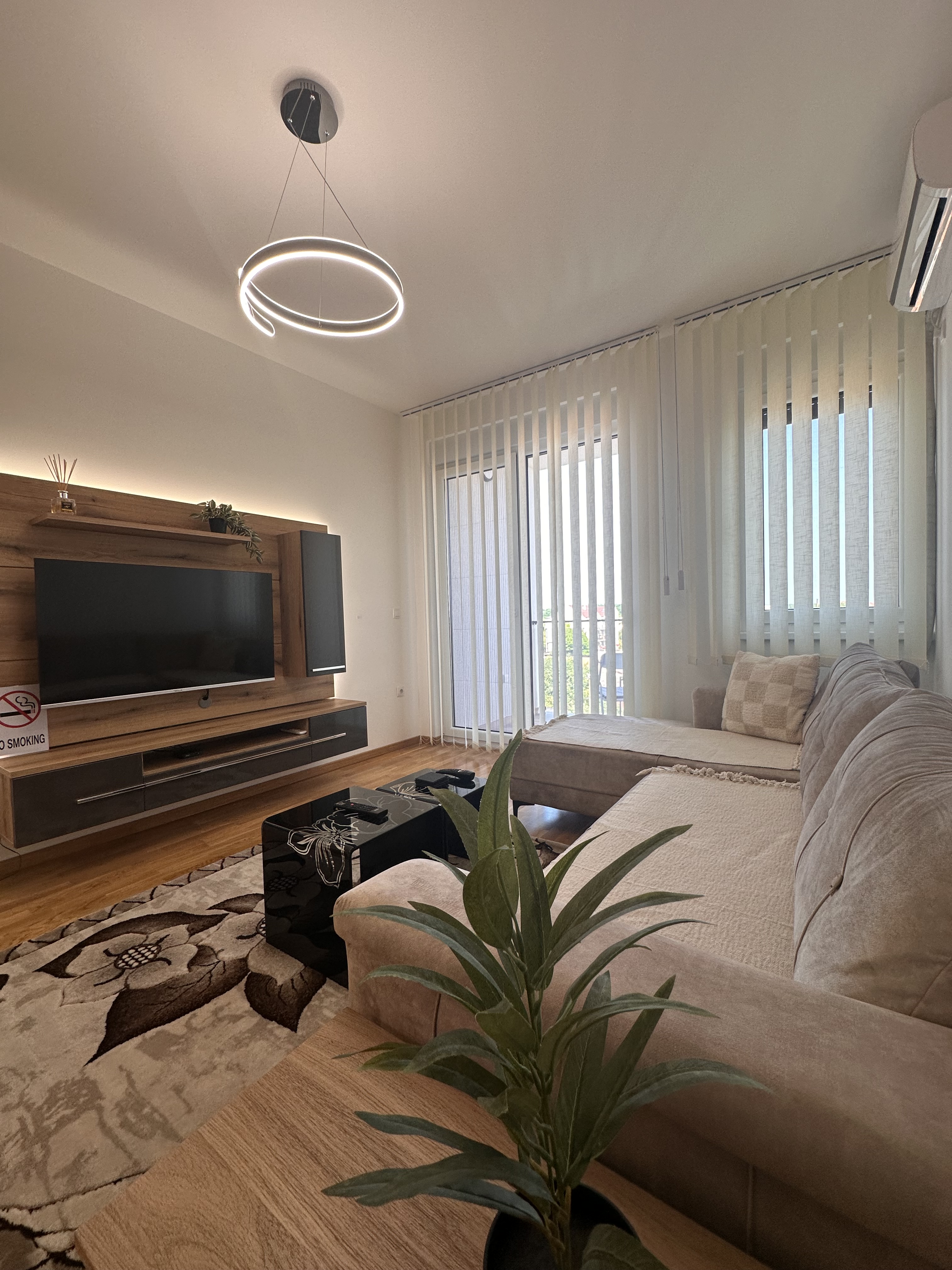 Udobna dnevna soba apartmana MOKKA sa velikim prozorima