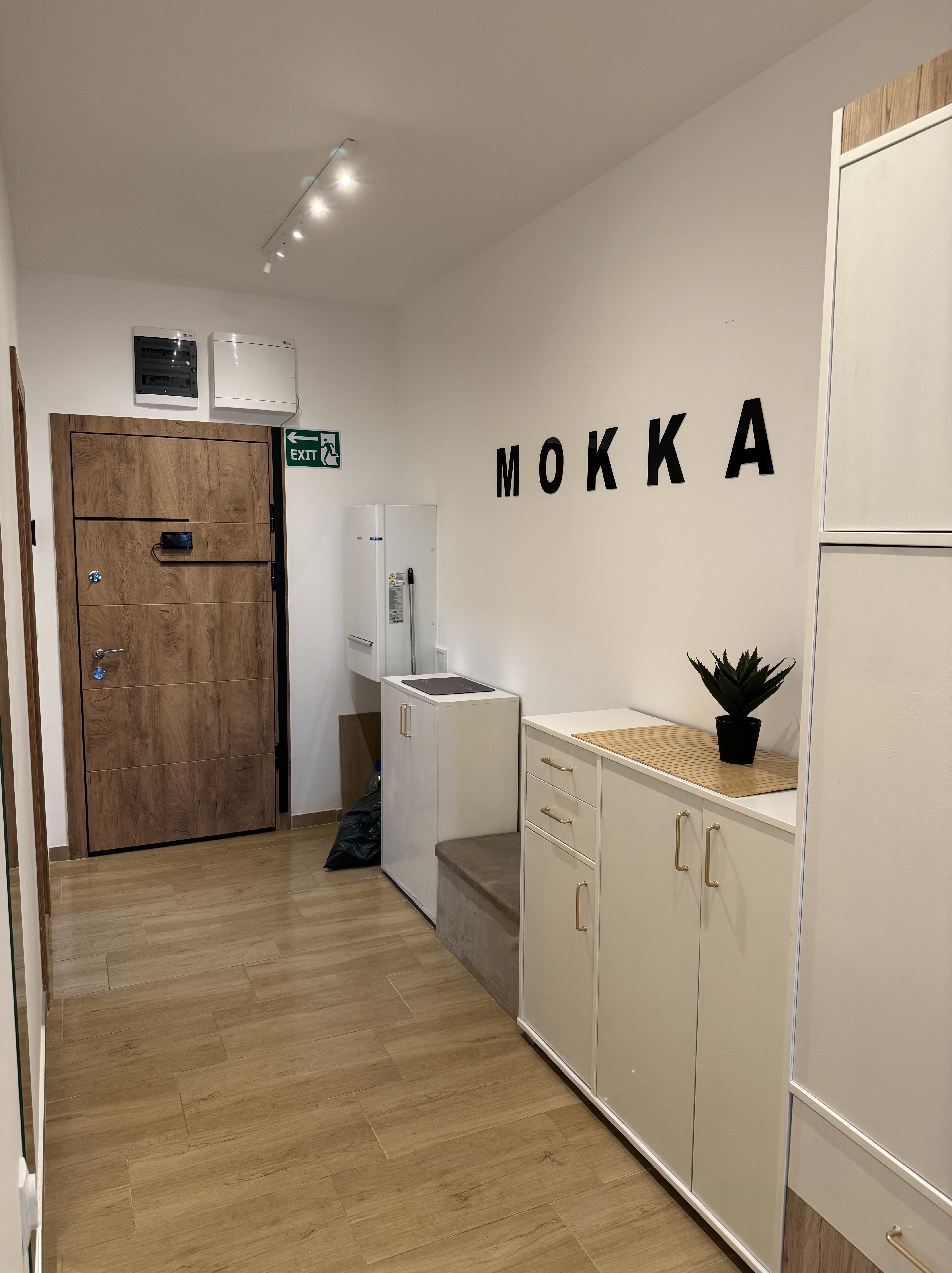 Ulazno predsoblje sa natpisom MOKKA i komodom