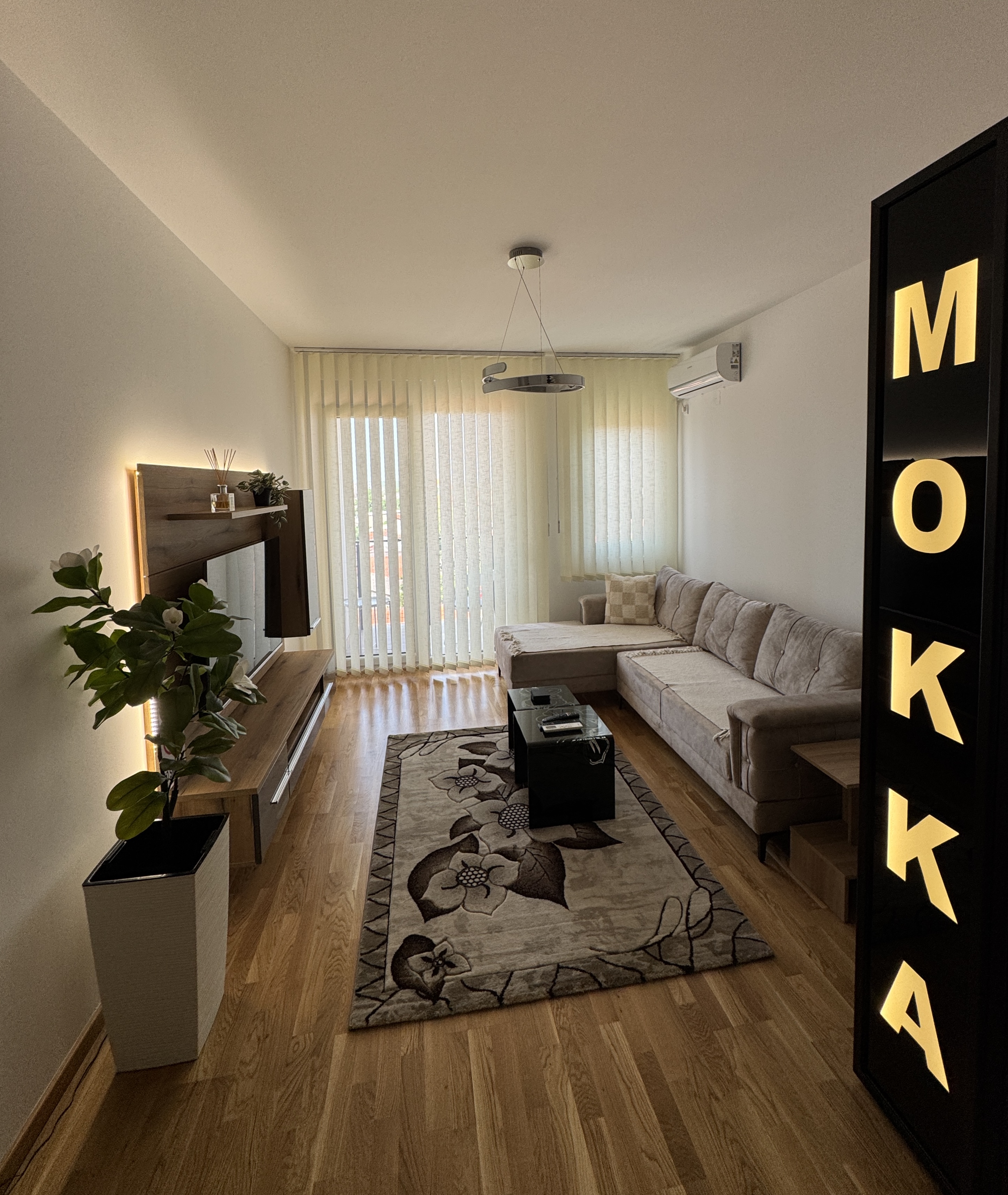 Pogled kroz dnevni boravak apartmana MOKKA prema terasi