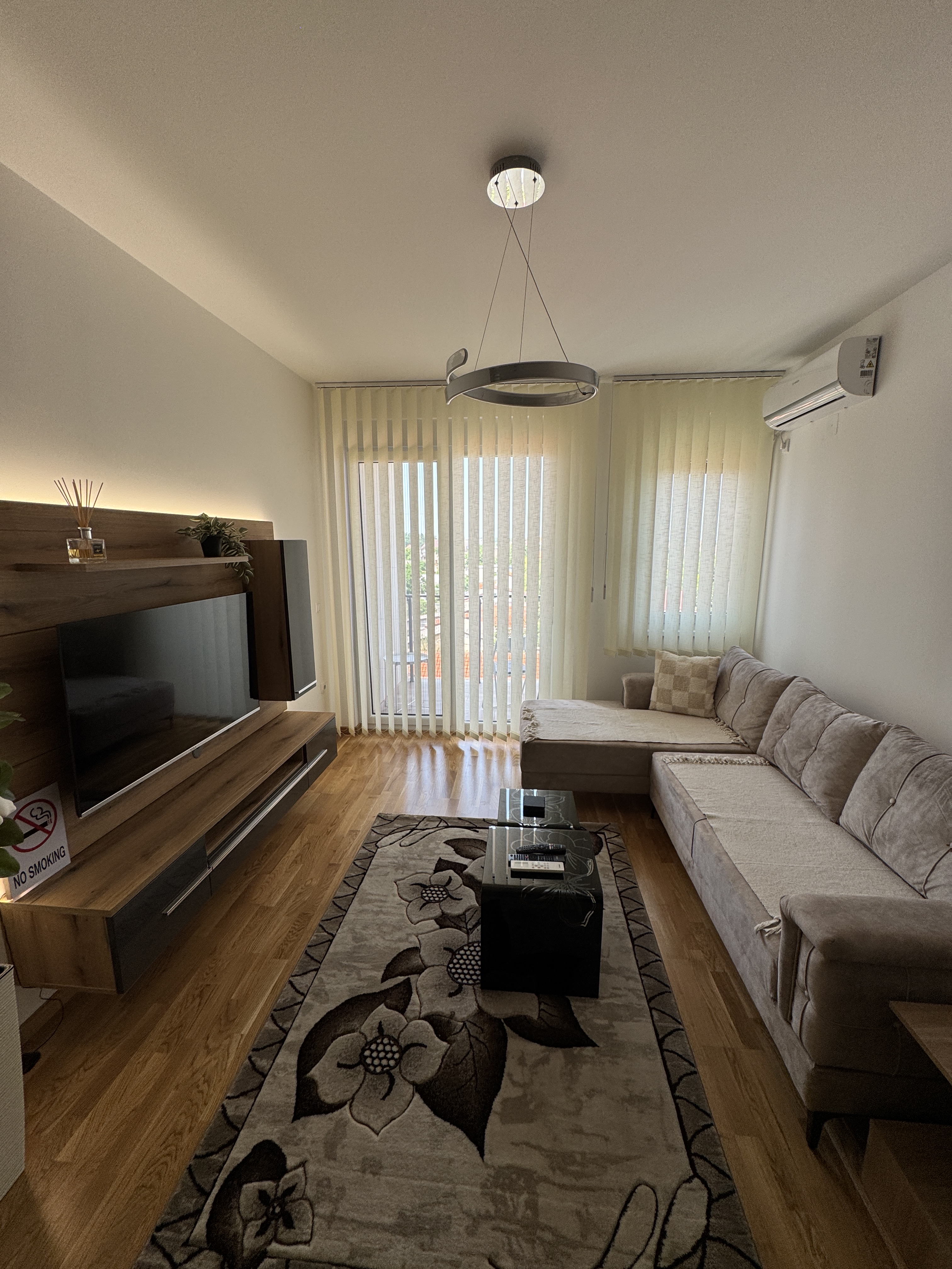 Bež garnitura i TV zona u apartmanu MOKKA
