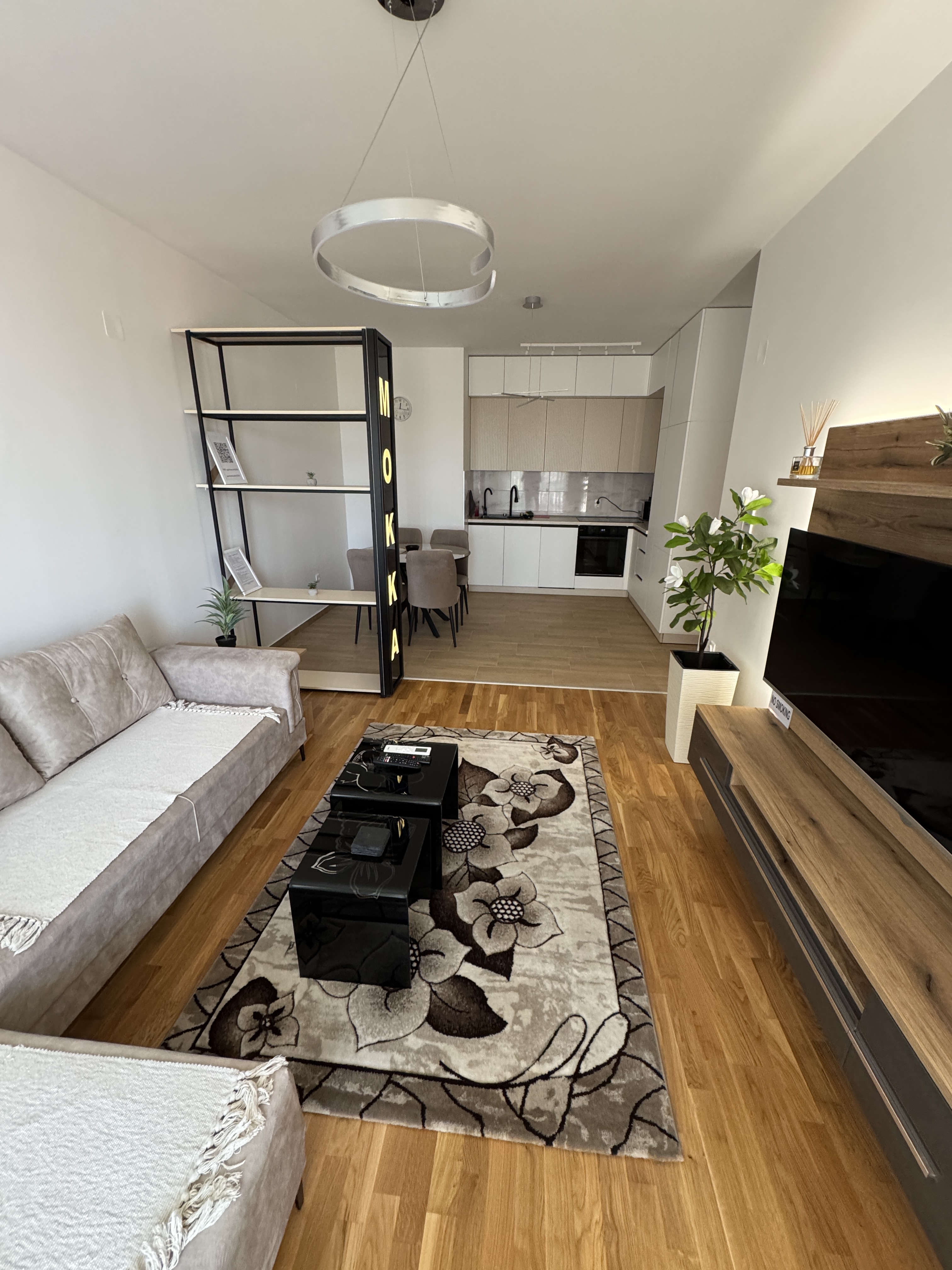 Dnevna soba povezana sa trpezarijom i kuhinjom apartmana MOKKA