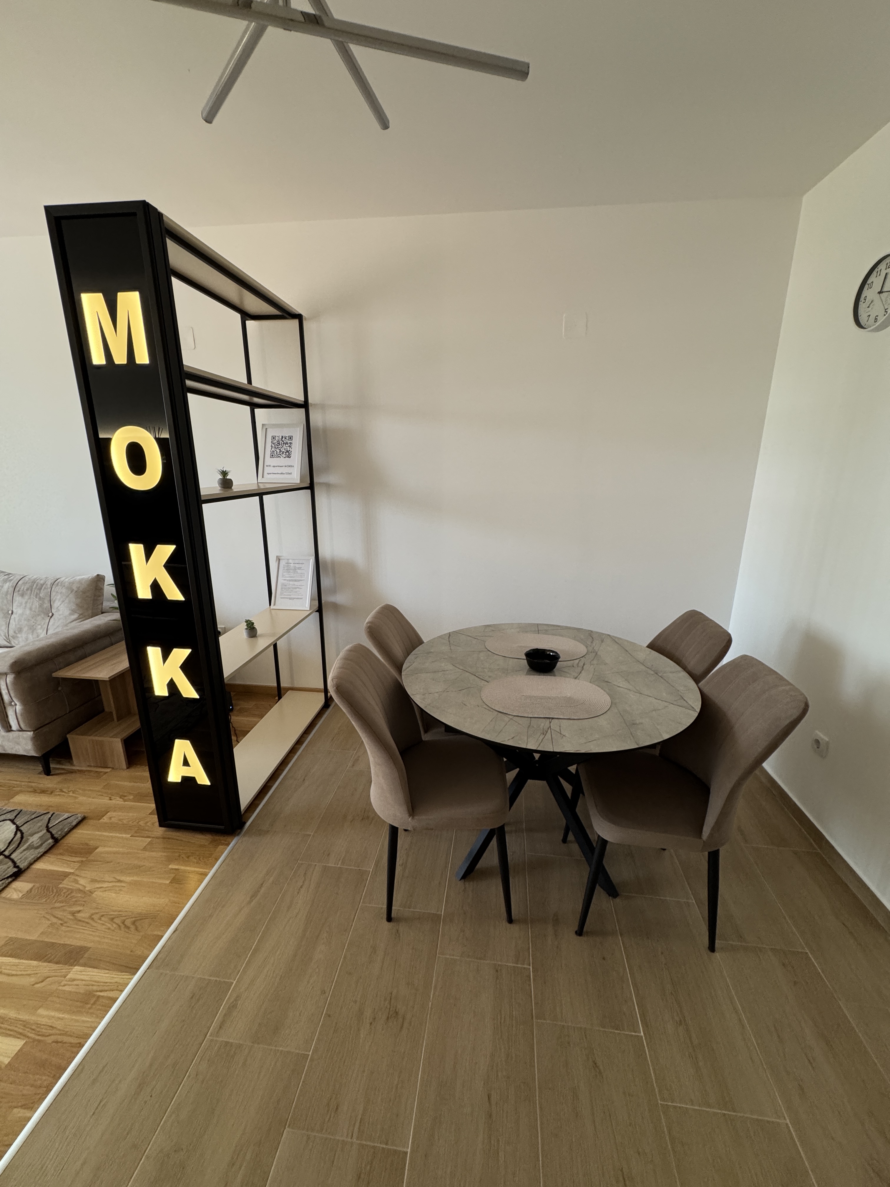 Trpezarijski sto i stolice pored MOKKA pregrade