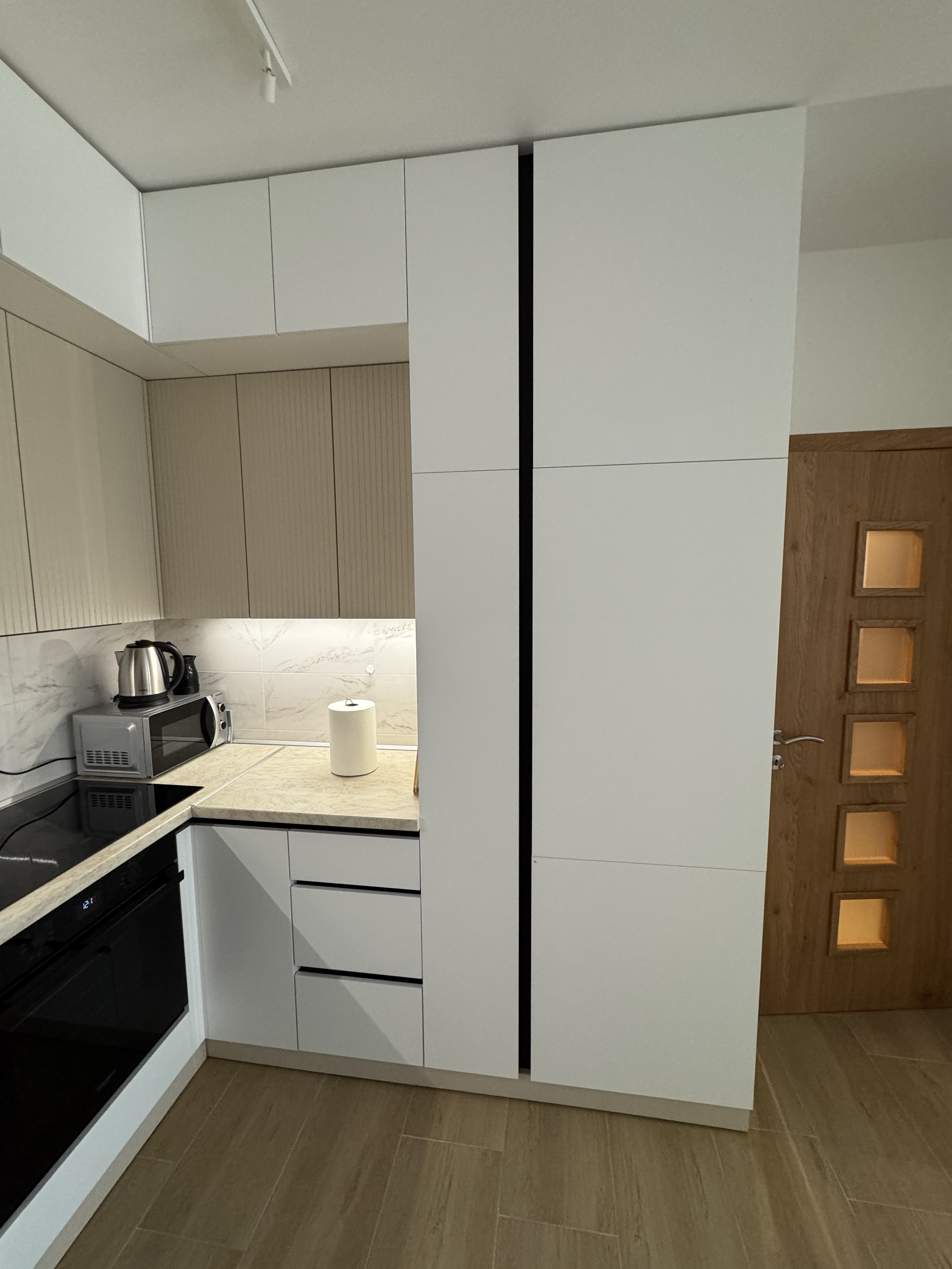 Ugrađena rerna i kuhinjski elementi u MOKKA apartmanu