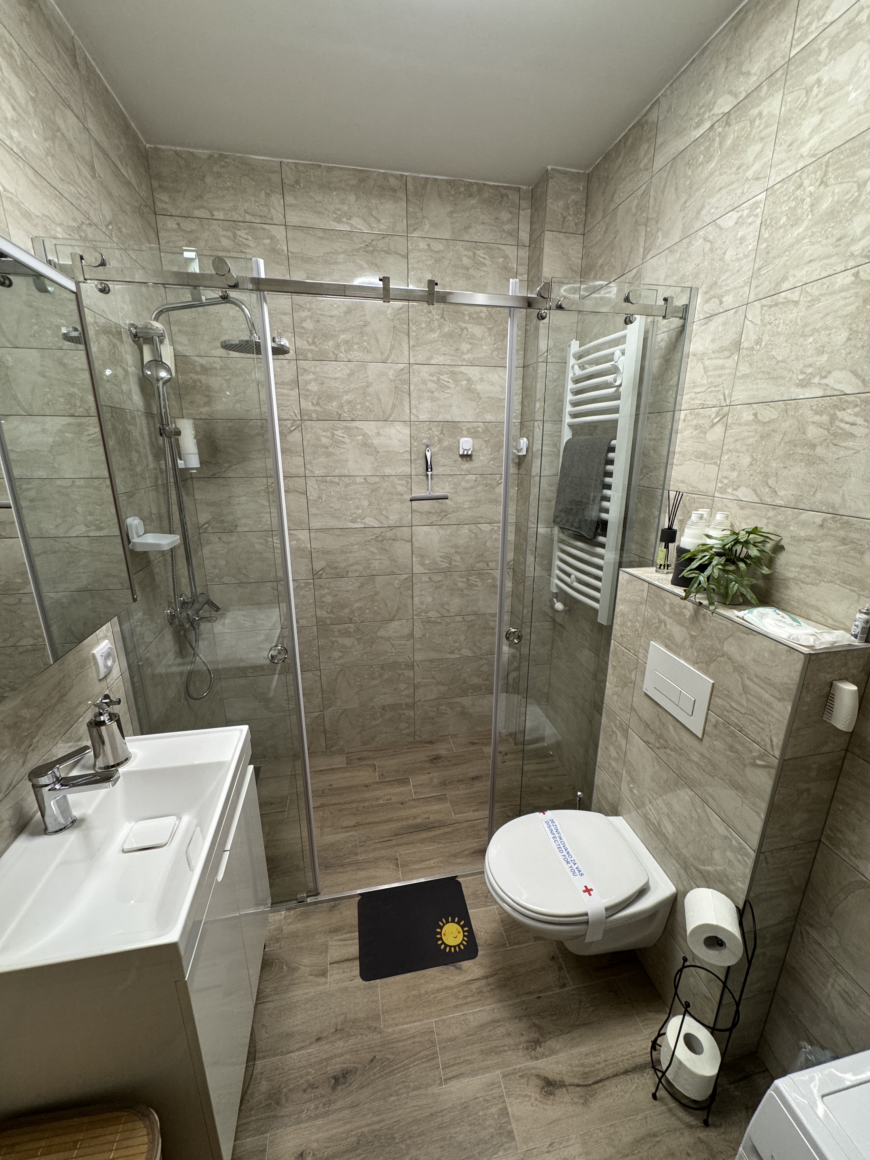 Kupatilo apartmana MOKKA sa staklenom tuš kabinom
