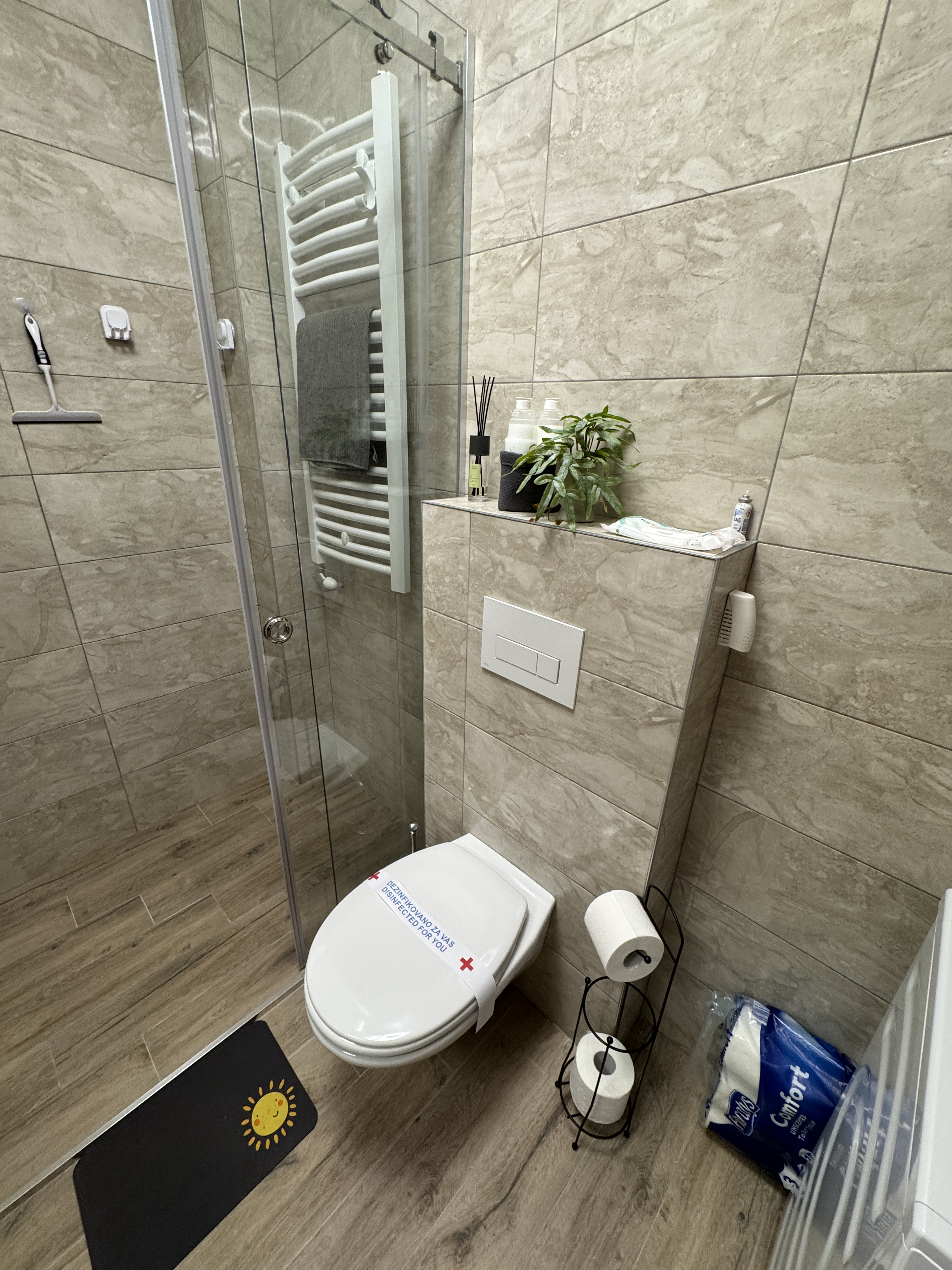 Detalji kupatila apartmana MOKKA i sušač peškira