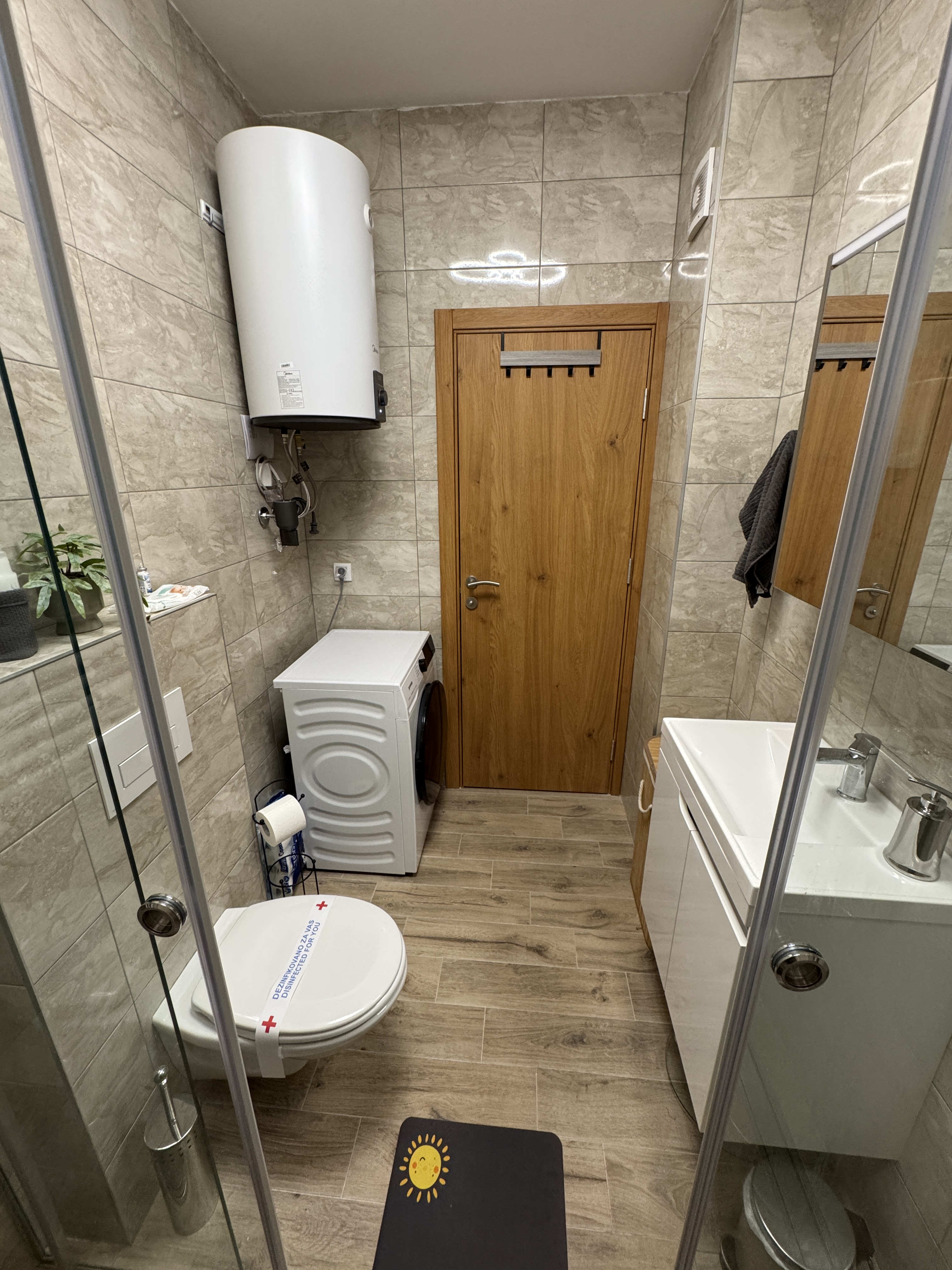 Uređeno kupatilo sa bojlerom i opremom u apartmanu MOKKA