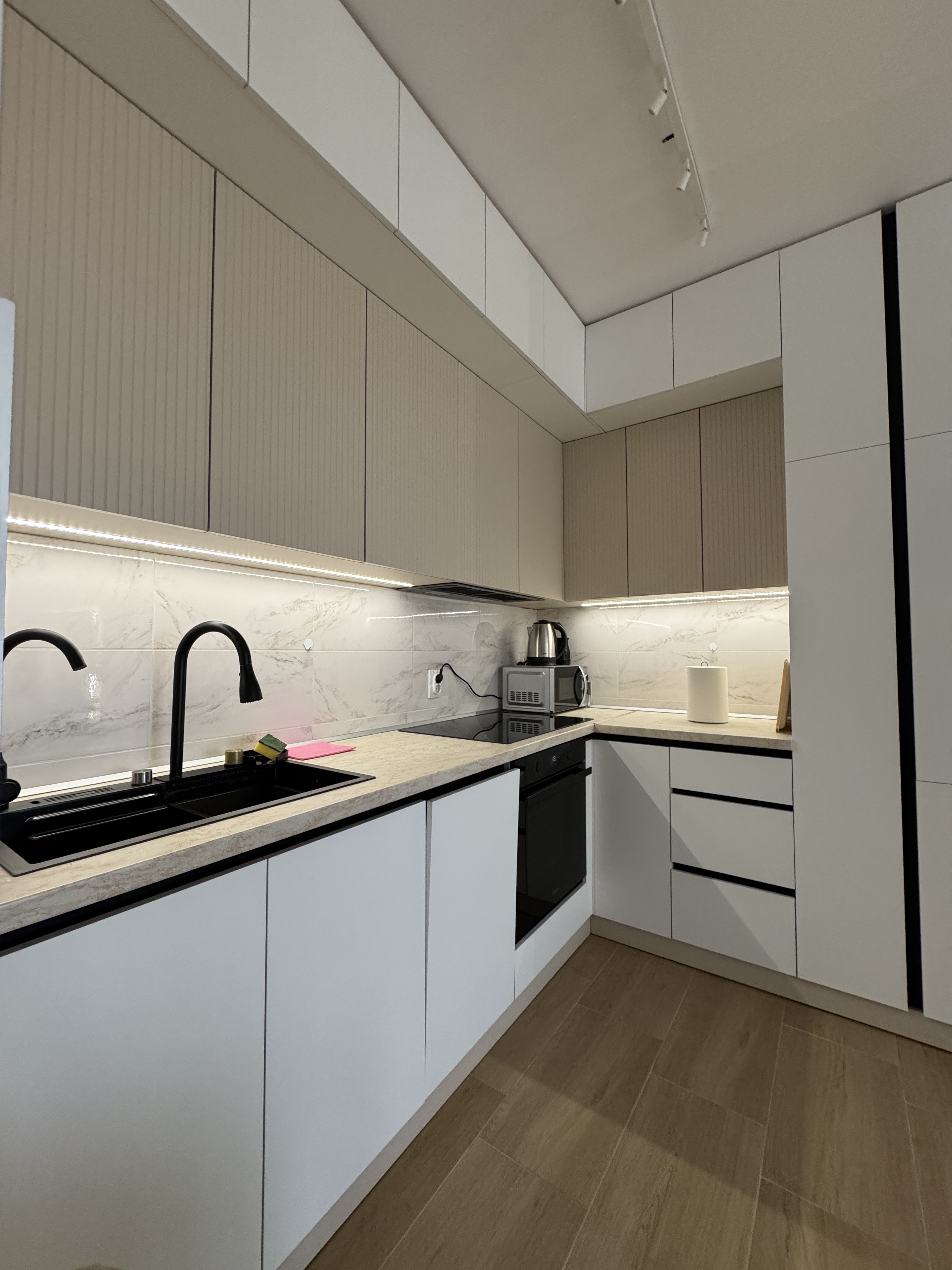 Moderna kuhinja u bež i belim tonovima u apartmanu MOKKA