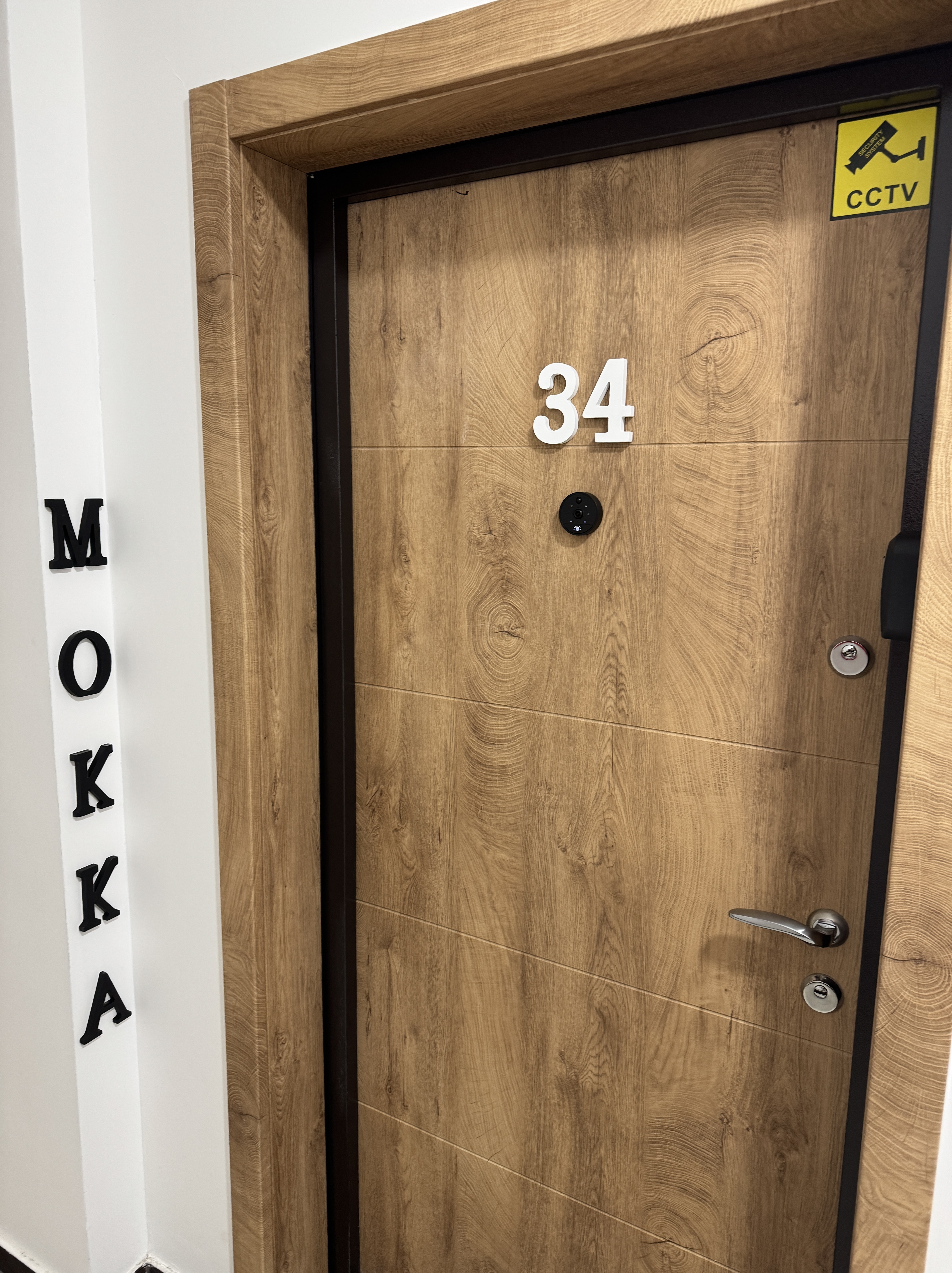Ulazna vrata apartmana MOKKA i sef za ključeve