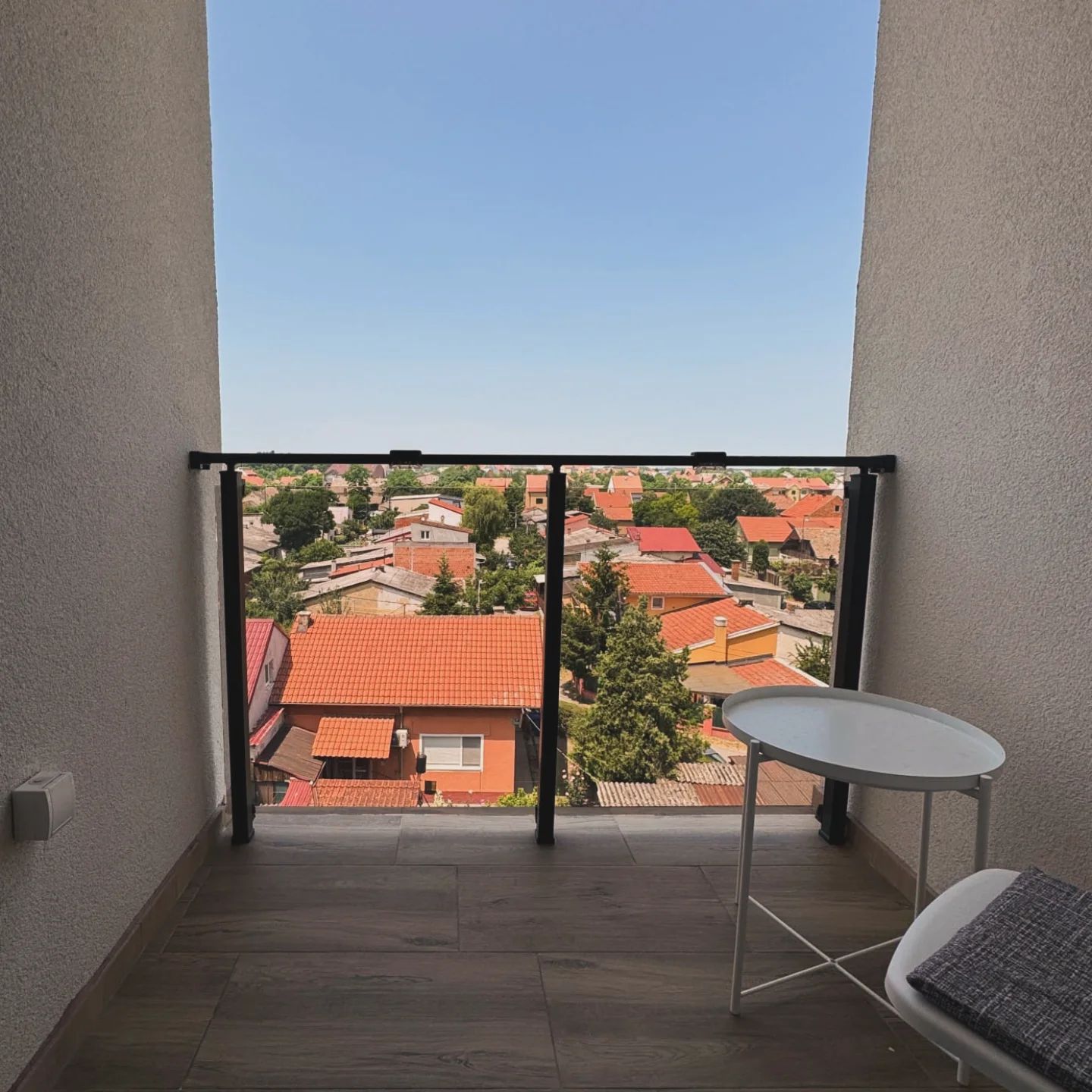 Terasa apartmana MOKKA sa stolicama i pogledom na Pančevo